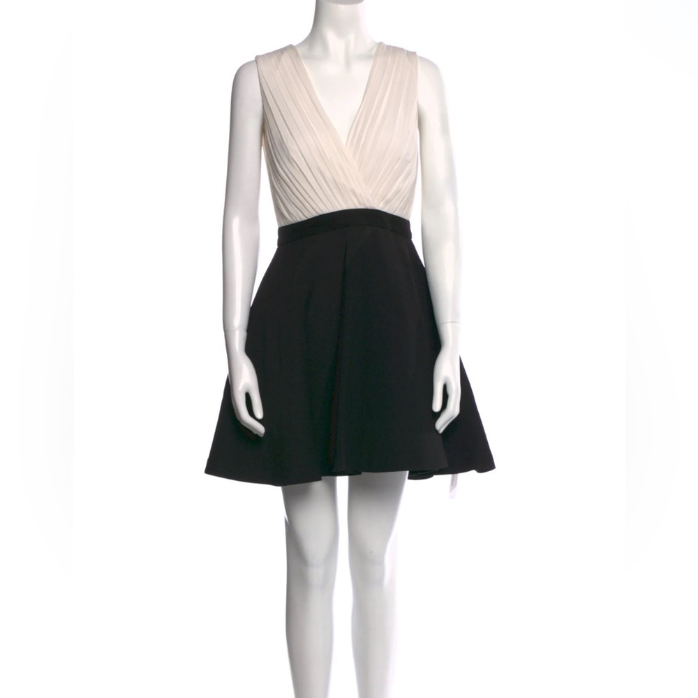 Alice + Olivia
V-Neck Mini Dress